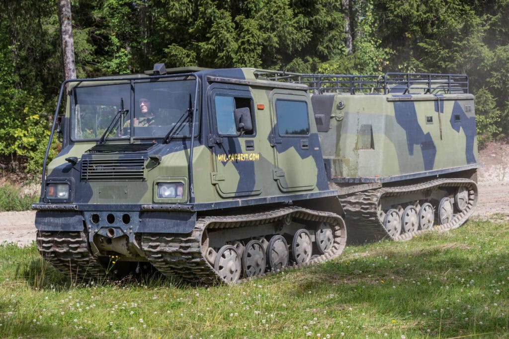 Sisu NA-140 BT kumitelamaastokuorma-autolla ajelua pellolla Mil-safarit Pornainen