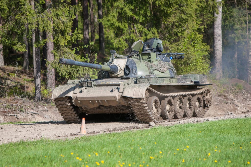 T-55 taistelupanssarivaunu ajaa lujaa peltotiellä Mil-safarit Pornainen